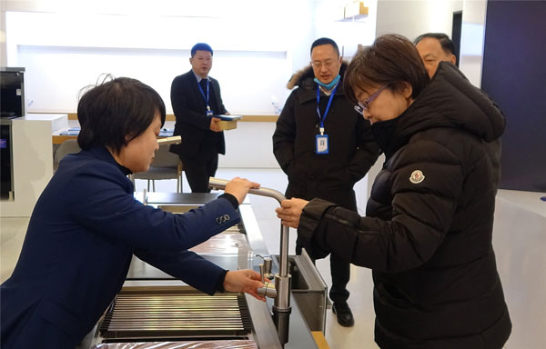 藍炬星培訓部王釵向領導們介紹藍炬星集成灶產品