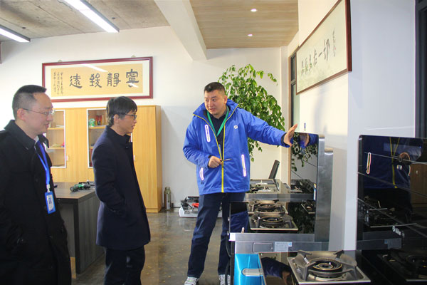 藍(lán)炬星電器副總裁王春雷為沈建新教授一行人介紹藍(lán)炬星&middot;AIoT智能集成灶