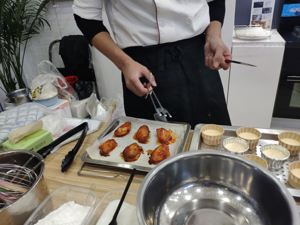 現(xiàn)場烘焙師制作的甜品以及菜肴