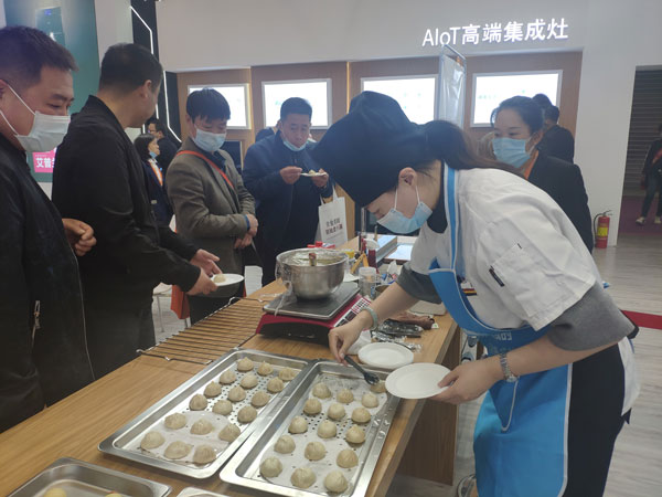 展會現(xiàn)場藍炬星為參展者準備到訪小禮品
